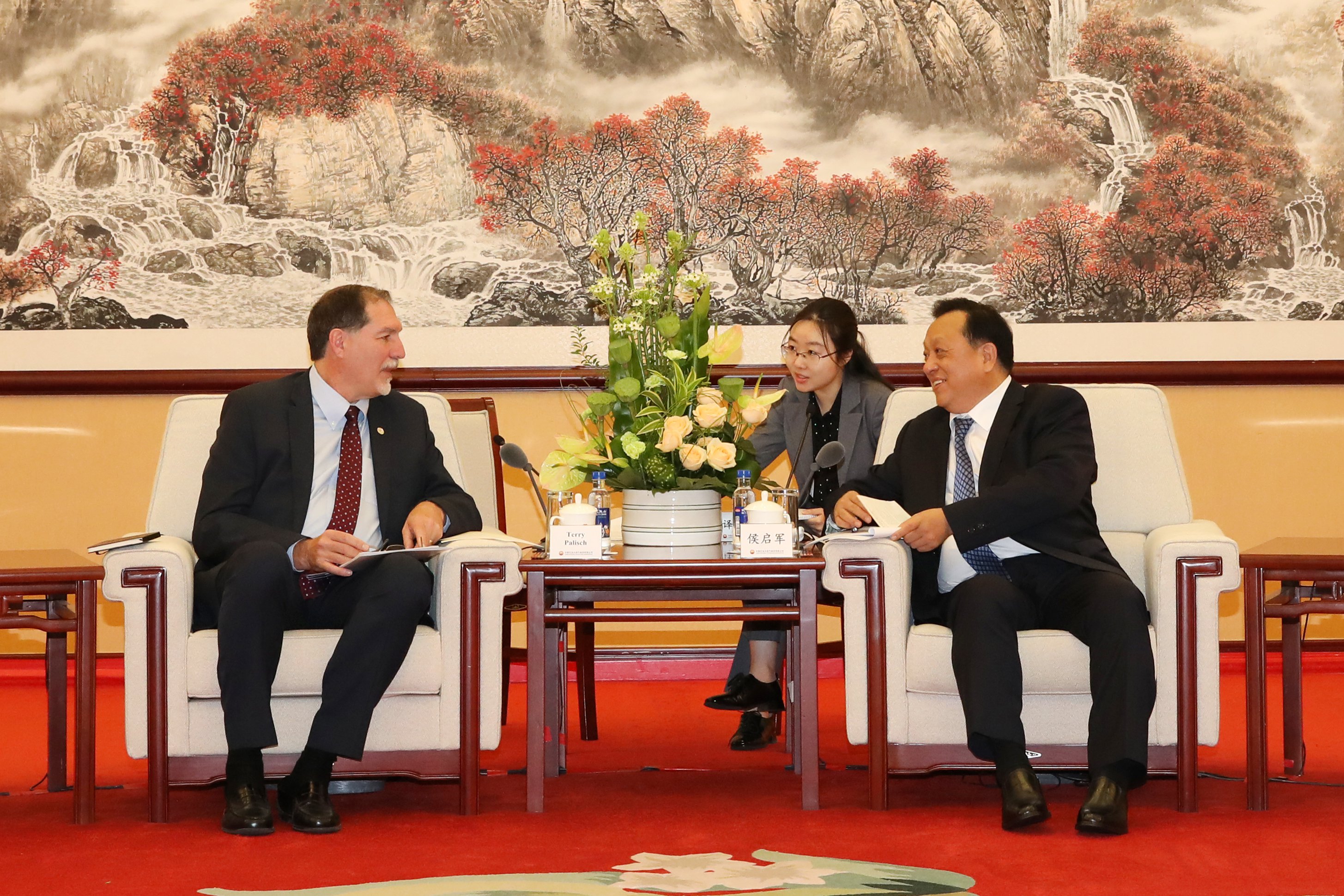 Terry Palisch, SPE 2024 President & Mr. Hou Qijun, President of China National Petroleum Corporation (CNPC)